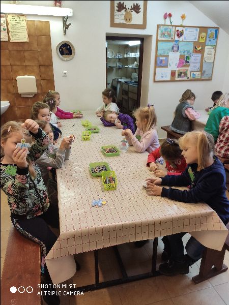Dzieci z oddziału przedszkolnego na warsztatach ceramicznych