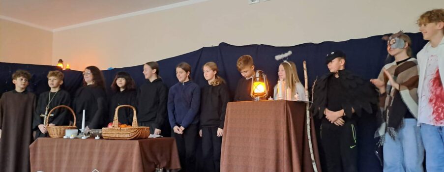 Dramat Adama Mickiewicza „Dziady” w wykonaniu klasy 7